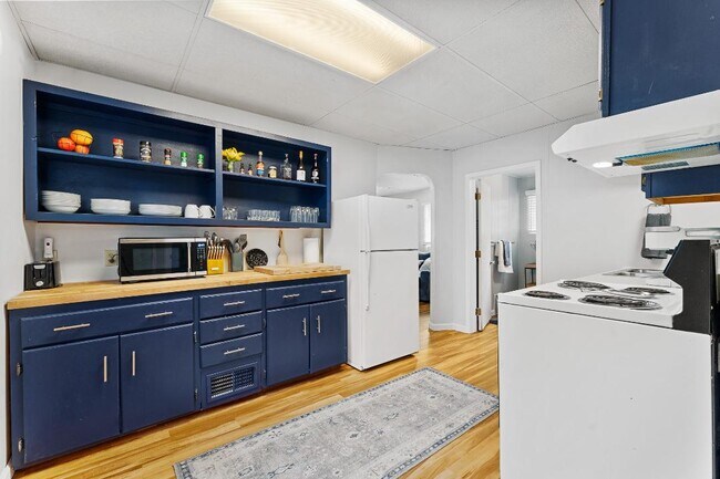 Building Photo - 2020 E 6th St