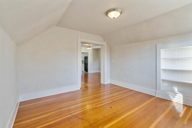 Building Photo - Charming, vintage 2-bdrm/1-bath upper in Richmond neighborhood. W/D, storage, off-street parking