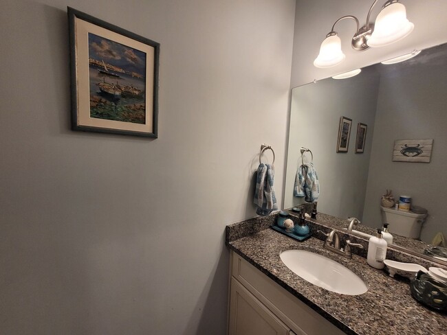 Building Photo - Beautiful & Spacious 4 bedroom, 2.5 bath h...
