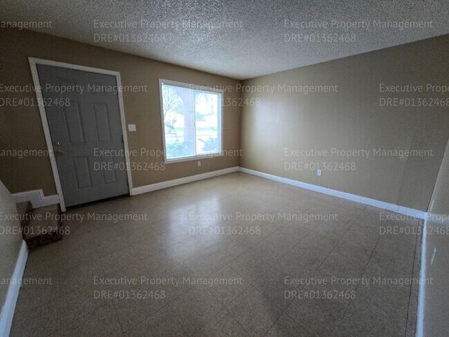 Building Photo - 2 bedroom 1.5 bathroom townhouse