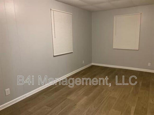 Building Photo - 10 Estes Dr