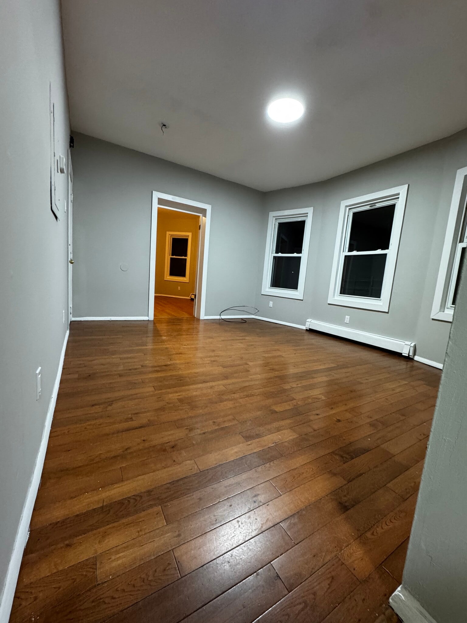 Spacious living room area - 257 Mount Vernon Ave