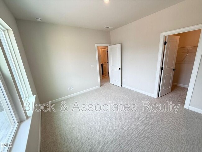 Building Photo - 216 Oak Summit Pl