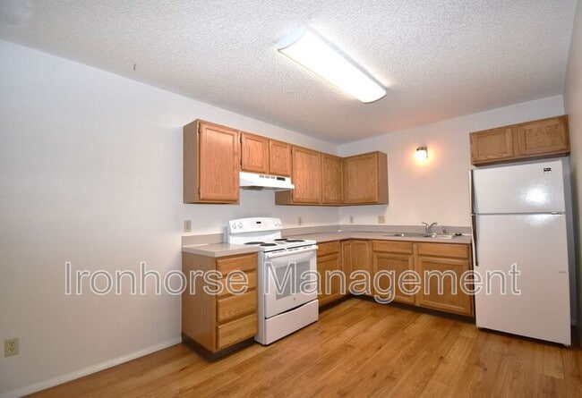 Building Photo - 809 W Villard St