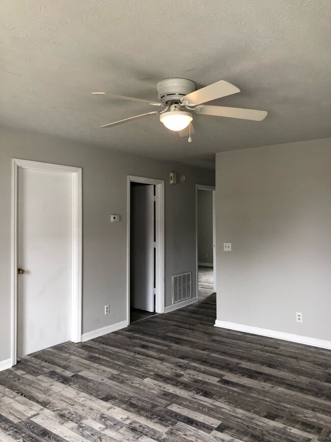 Building Photo - 123 Holly Ct