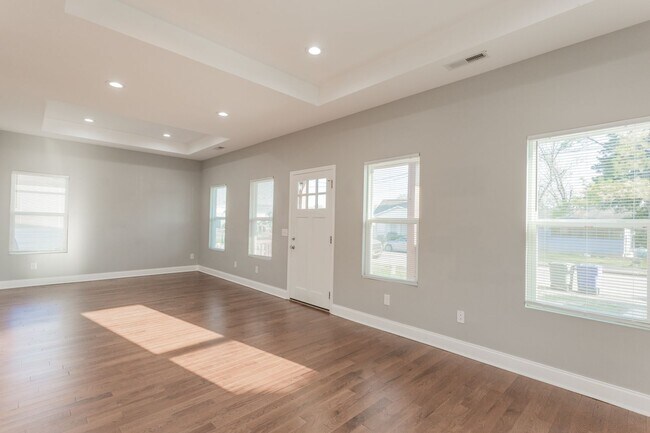 Building Photo - Downtown 3 bedroom Cottage