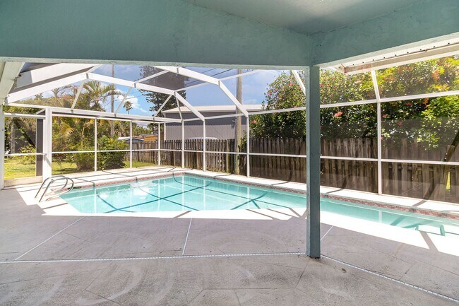 Building Photo - Beautiful Pool Home only Blocks from the Ocean!