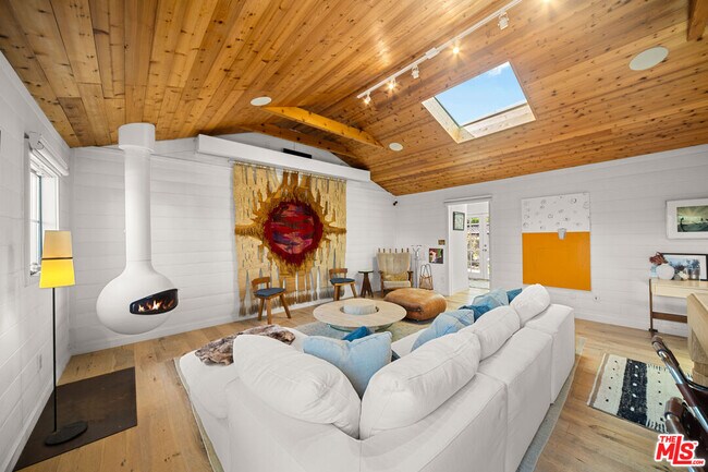 Building Photo - 7038 Dume Dr