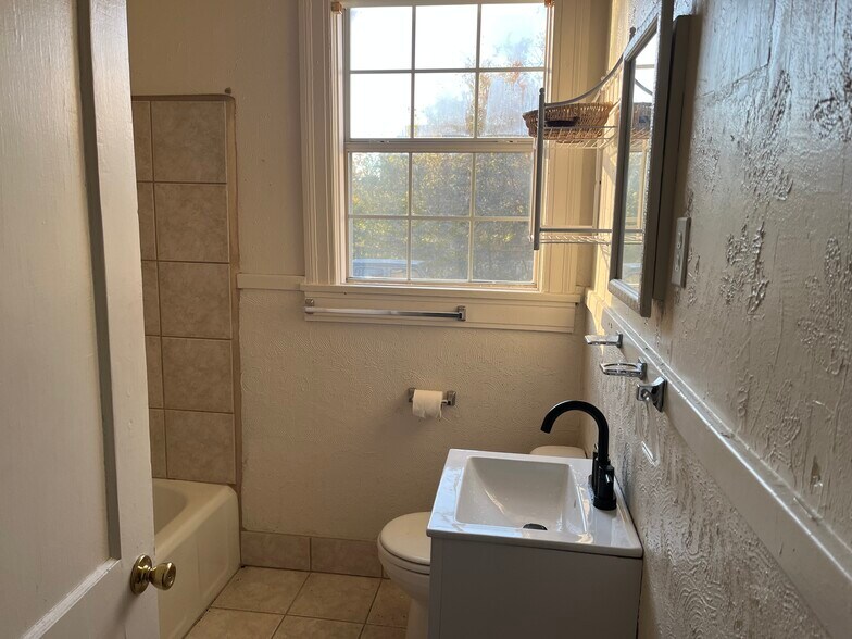 Building Photo - 4832 Convention St