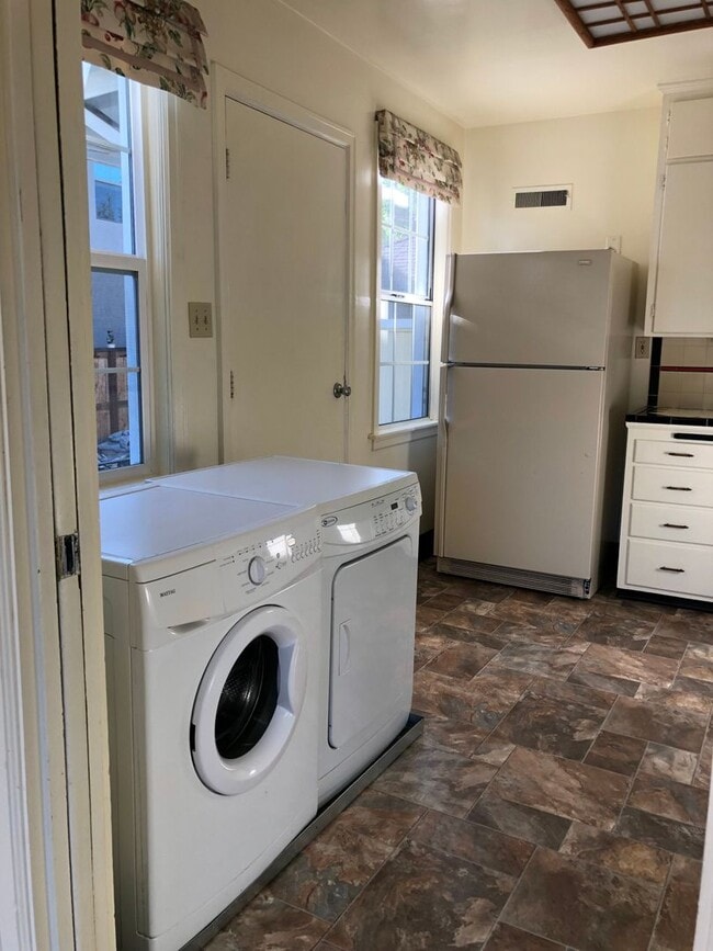 Building Photo - Old SW Reno Remodeled Duplex