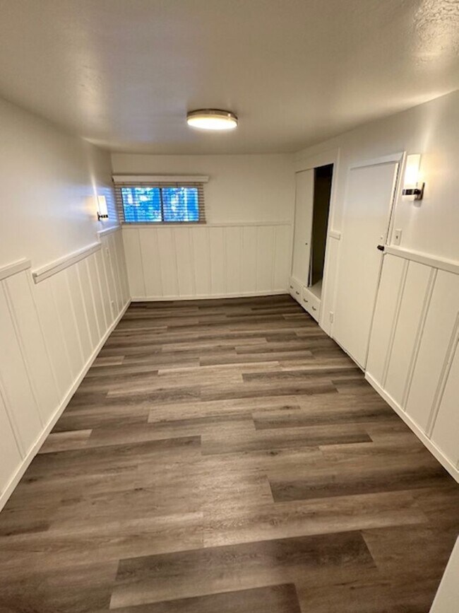 Building Photo - Cozy  3Bd duplex with utilities included! Available now! Call me today