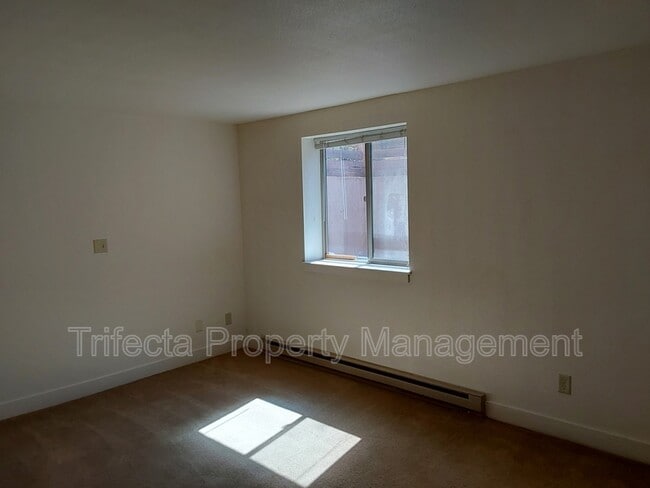 Building Photo - 716 Maple St