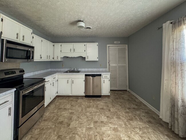 Building Photo - Cute 3 Bed 1.5 Bath Home with Fenced Yard
