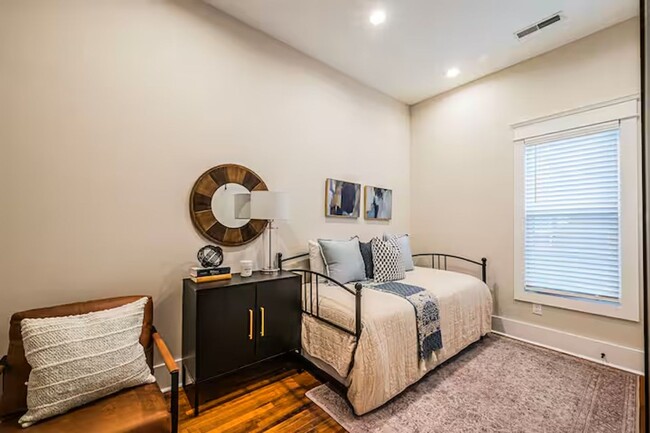 Building Photo - Charming 2 Bedroom 1 Bath Home
