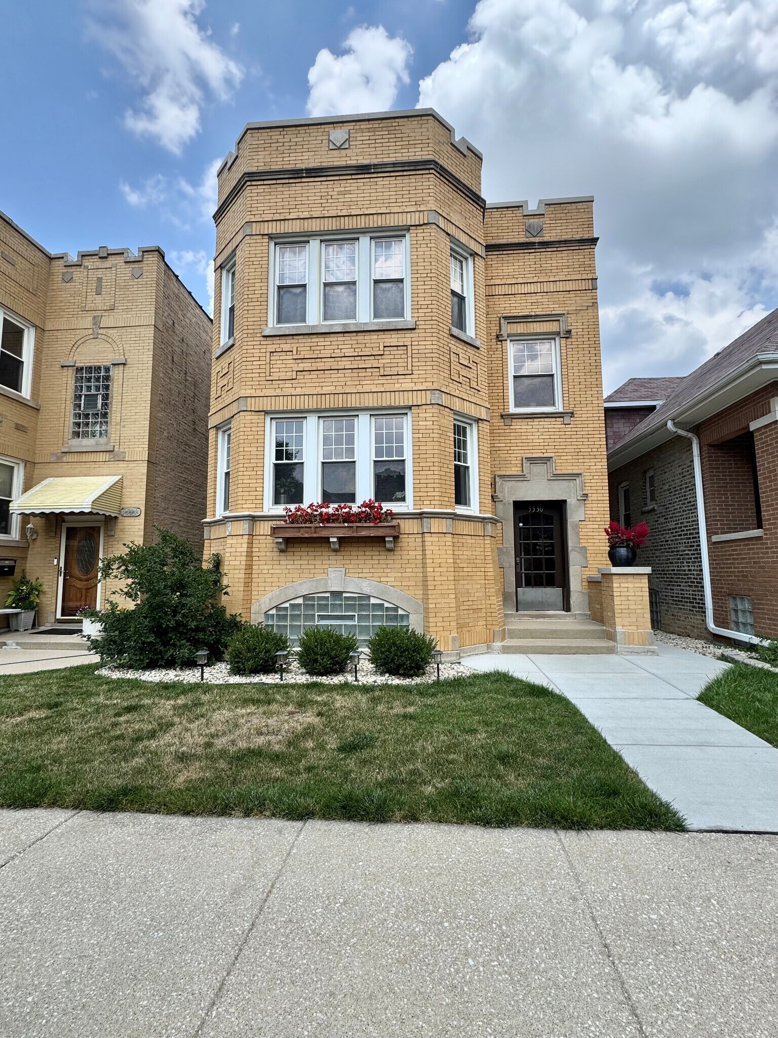 Building Photo - 5530 W Dakin St
