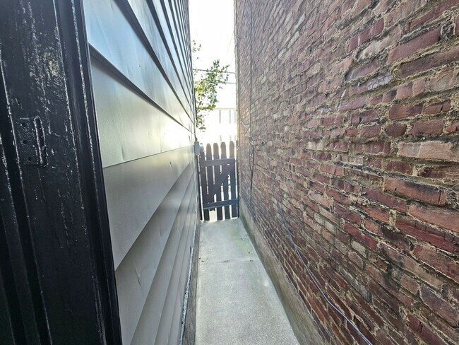 Building Photo - Fully Updated 3 bedroom 1 bath house for rent in the South Side Flats