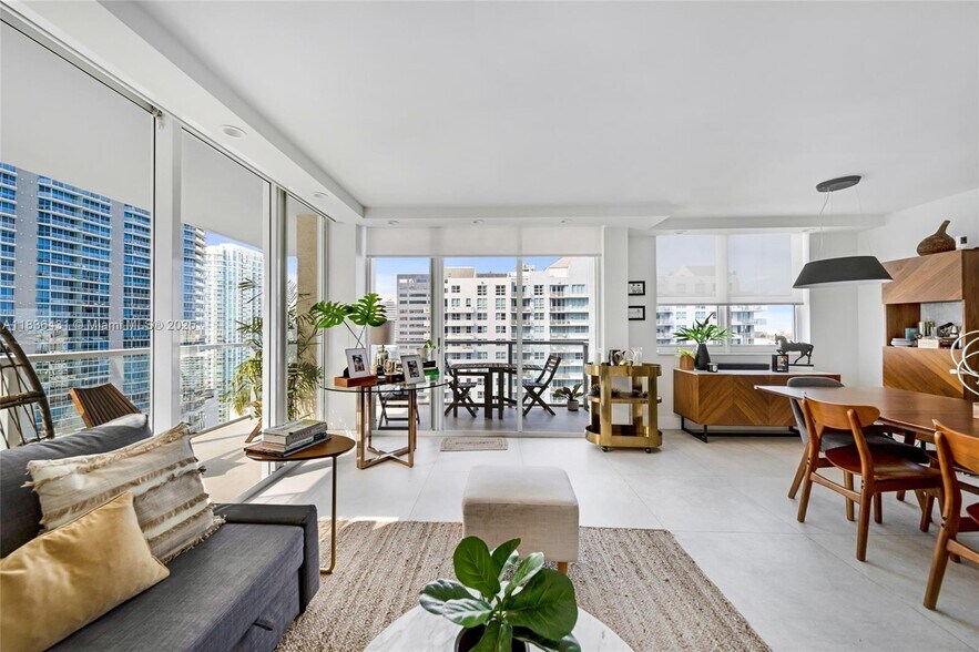 Building Photo - 1155 Brickell Bay Dr
