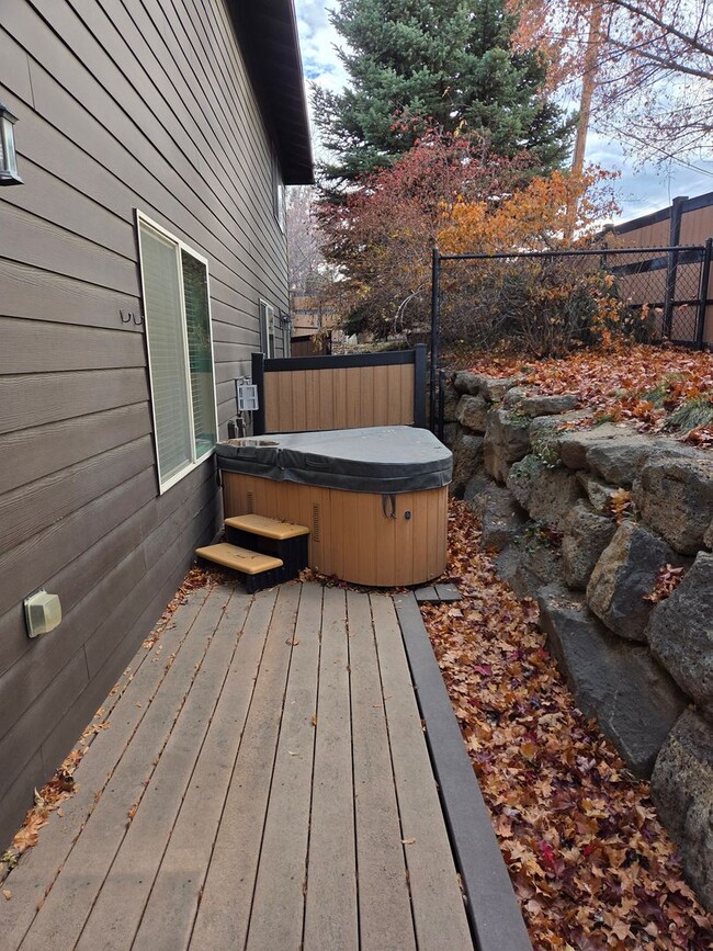 Building Photo - 2 story townhome close to trails! MOVIE IN SPECIAL