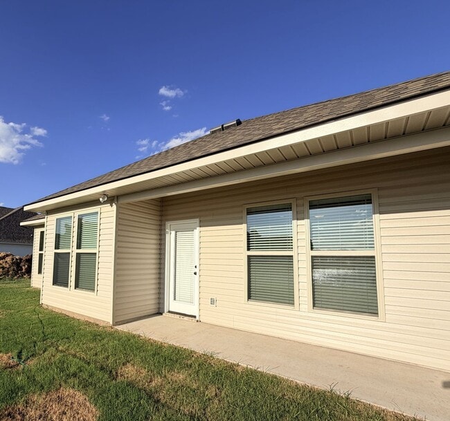 Building Photo - 820 Venecia Dr