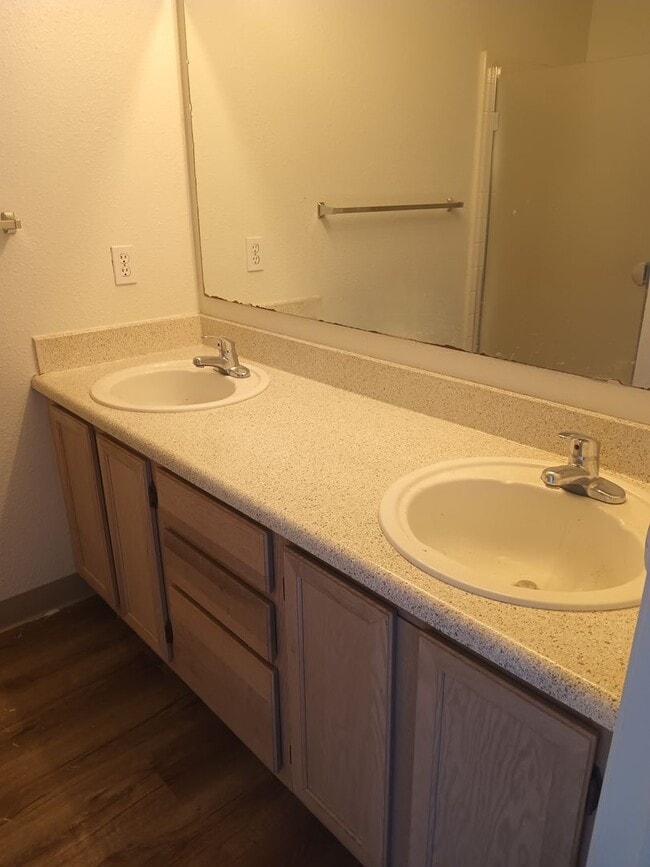 Building Photo - 3bed 2.5 bath Silverdale Rejuvinated Townhouse