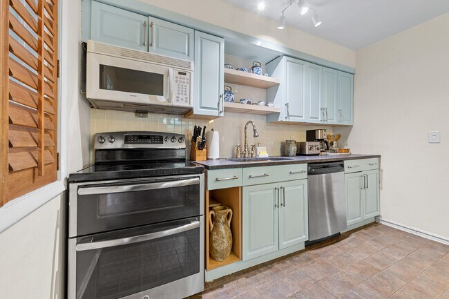 Building Photo - 916 30th Ct