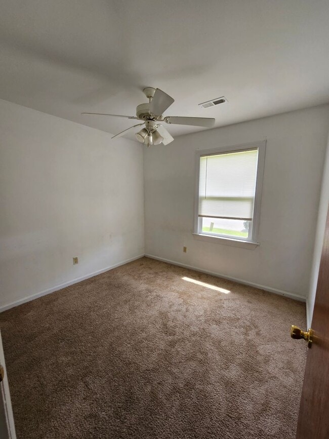 Building Photo - 117 Red Cedar Dr