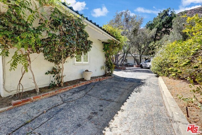 Building Photo - 2200 Outpost Dr