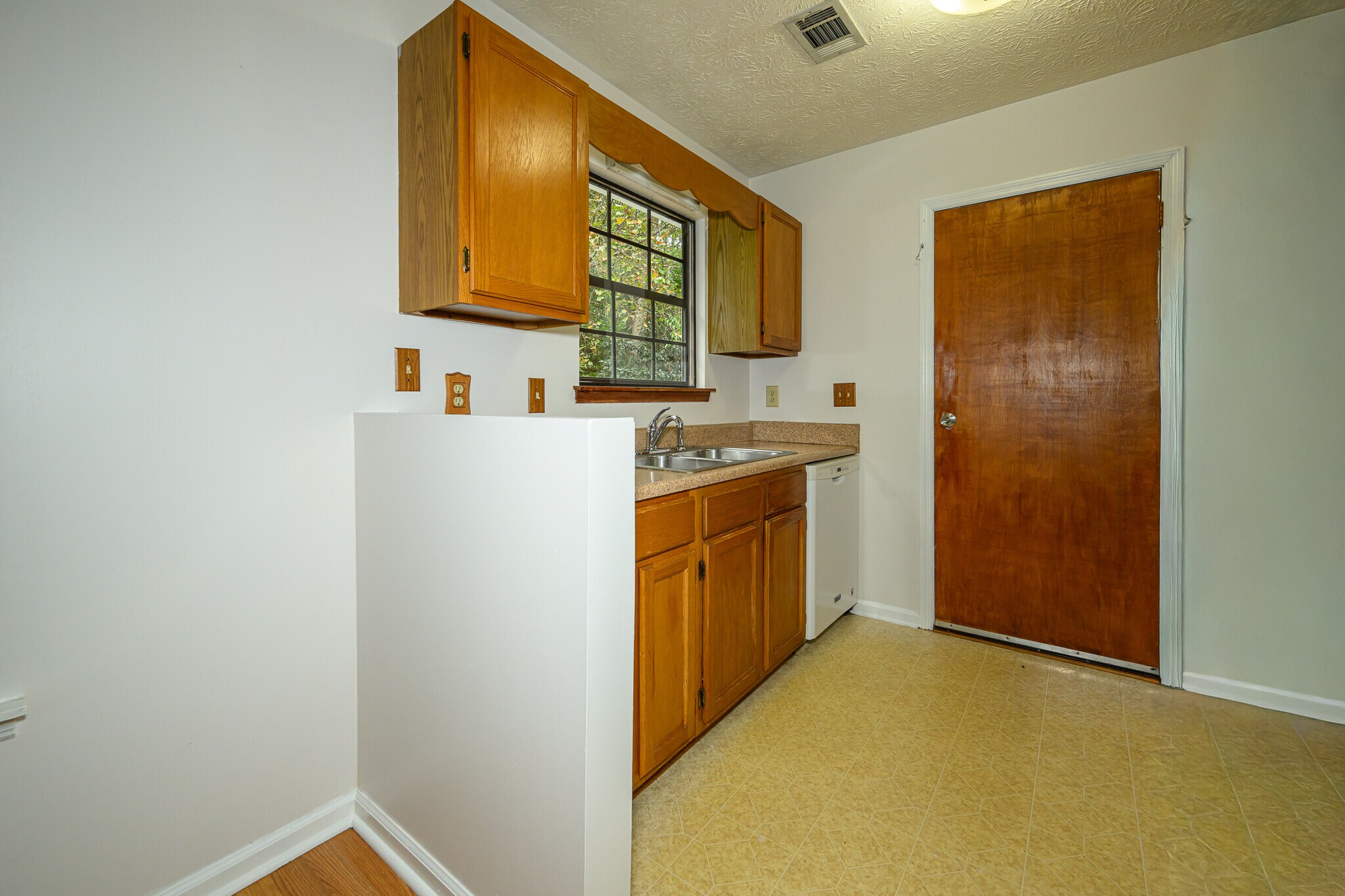 Building Photo - 2655 Merry Rd