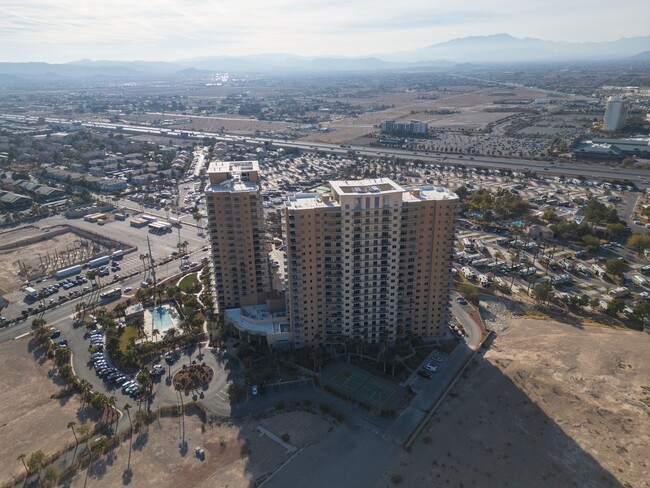 Building Photo - Luxury South Strip High Rise Unit