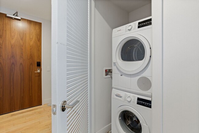 Building Photo - 1 Bed Plus Den 1 Bath! Pets Welcome! Pool!