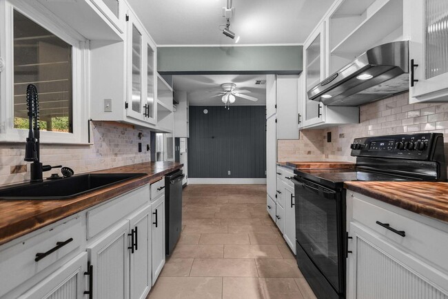 Building Photo - Large Family Home