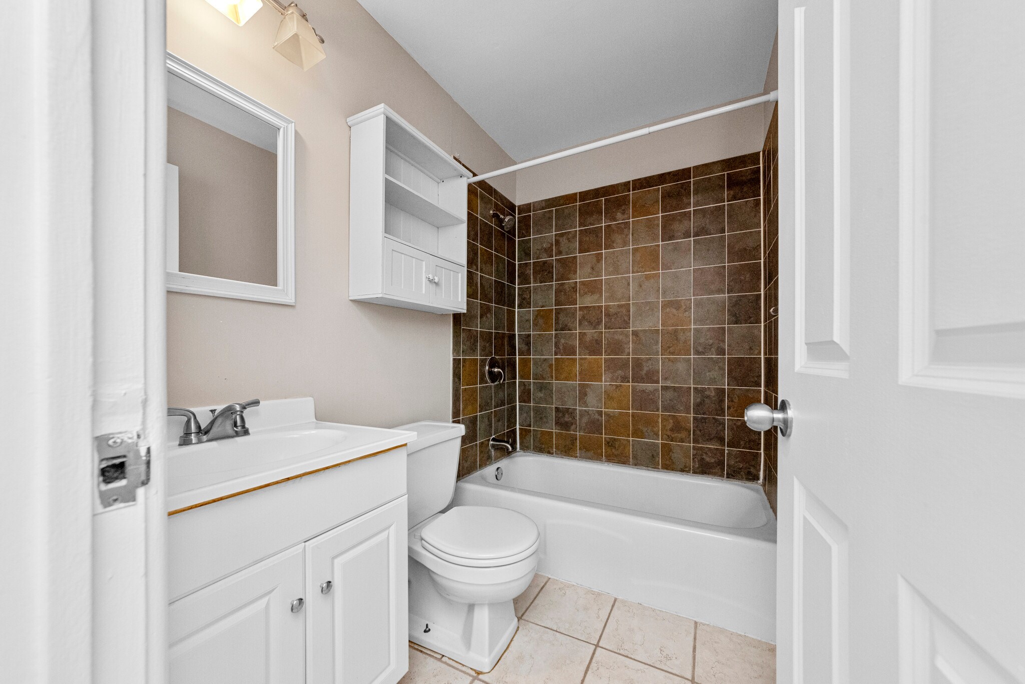 Building Photo - 3825 N Pine Grove Ave