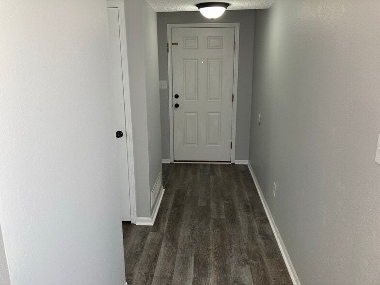 Building Photo - 2107 Highridge Dr