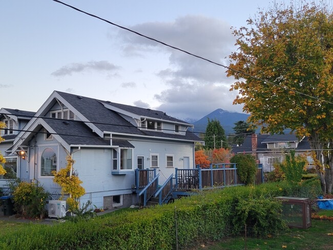 Building Photo - 211-212 W 13th St
