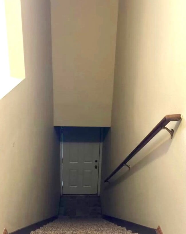 Building Photo - Spacious Top Floor One Bedroom w/ Open Flo...