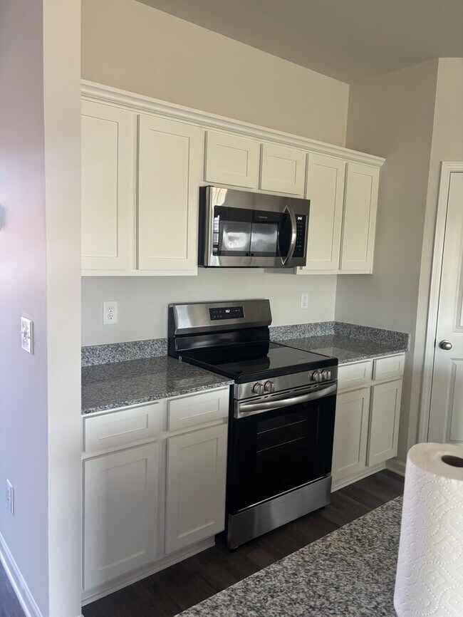 Building Photo - SPacious 3 bedroom 2 1/2 bath home