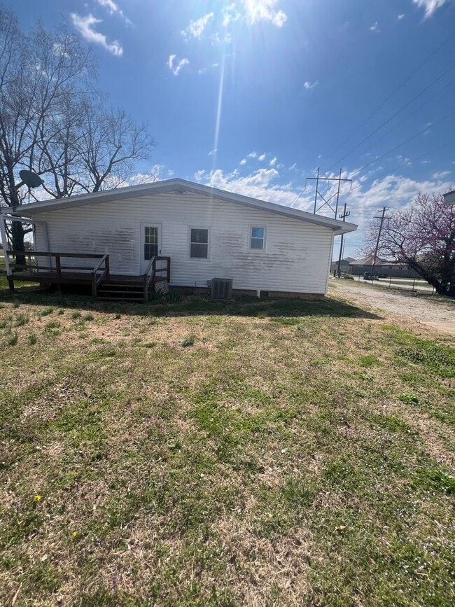 Building Photo - 3 bedrooms/2 bathrooms with detached 2 car...