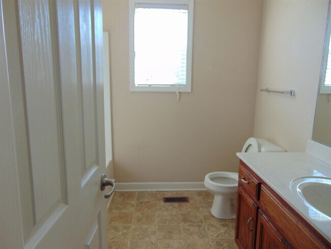 Building Photo - 3 Bedroom 2 Bathroom Home!