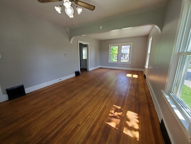 Building Photo - 2 bedroom house in Davenport