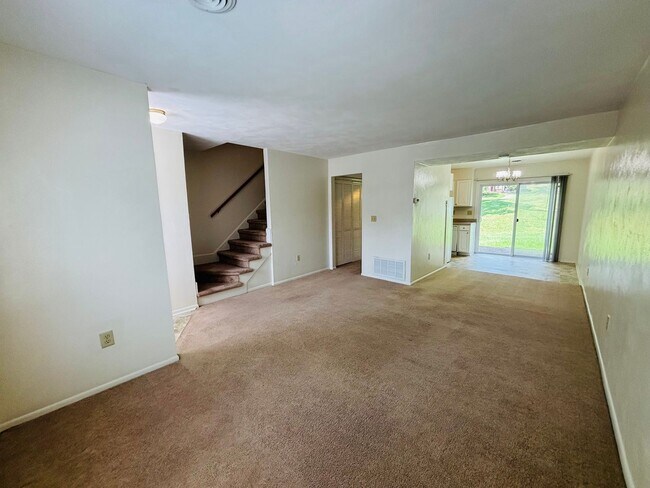 Building Photo - 2 Bedroom, 1.5 Bath Townhouse