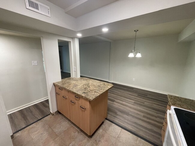Building Photo - 3 bd 1.5 ba Condo