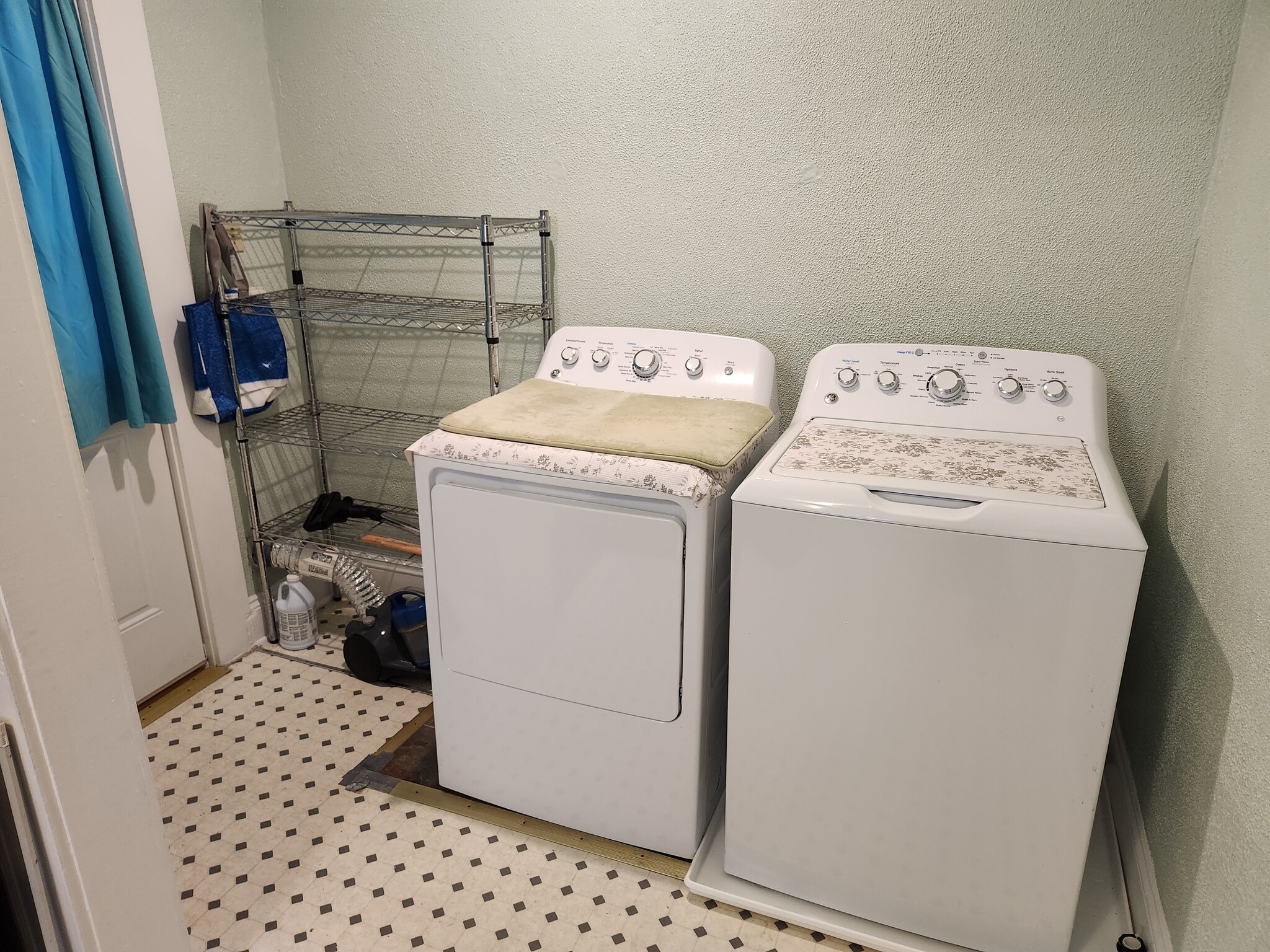 washer/dryer Unit A - 705 W Markham Ave