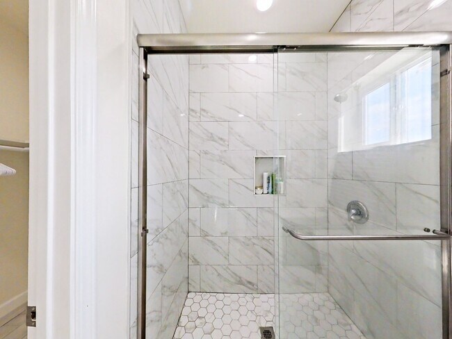 Building Photo - NEW CONSTRUCTION: Modern ADU with Private ...