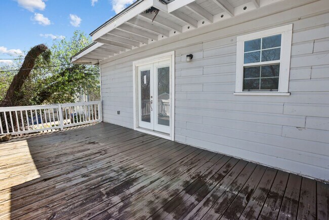 Building Photo - 939 John Page Dr