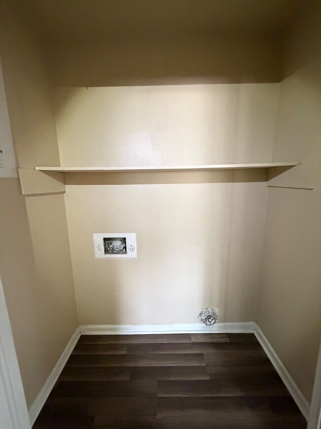 Building Photo - Immaculate 2 BR | 1 BA Apartment in Goldsboro *Water/Trash/Lawn Care Included!* Scott Hills Apts