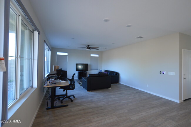 Building Photo - 1326 W Coyote Dr