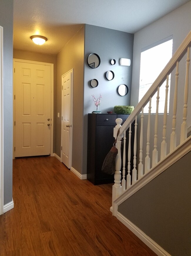 Building Photo - 3 Bed Townhome with Mountain Views and Community Pool