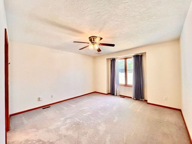 Building Photo - Spacious 3bed/ 3 bath Townhome with Privat...
