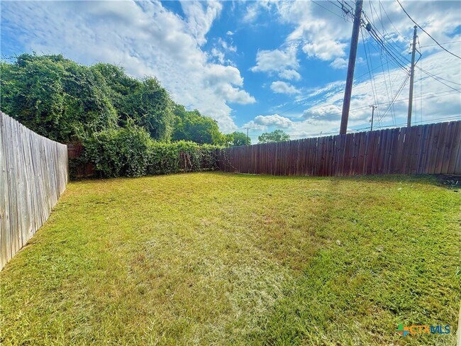 Building Photo - 941 Pinewood Dr