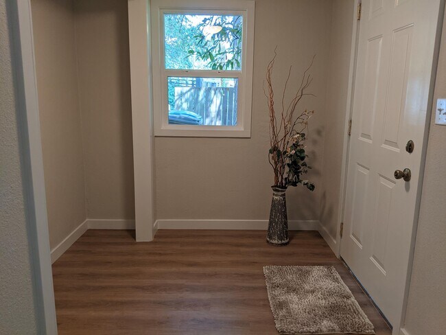 Building Photo - 8285 Meadowbrook Way SE